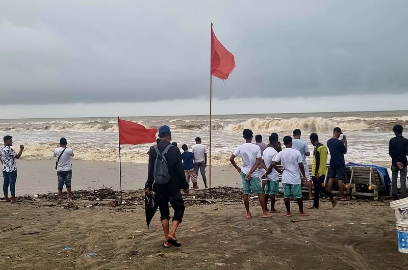 সাগর উত্তাল। ওঠানো হয়েছে লাল পতাকা। এর মধ্যেও ঝুঁকি নিয়ে গোসলে নামছেন পর্যটকেরা। গতকাল কক্সবাজারের সুগন্ধা পয়েন্ট সৈকতে